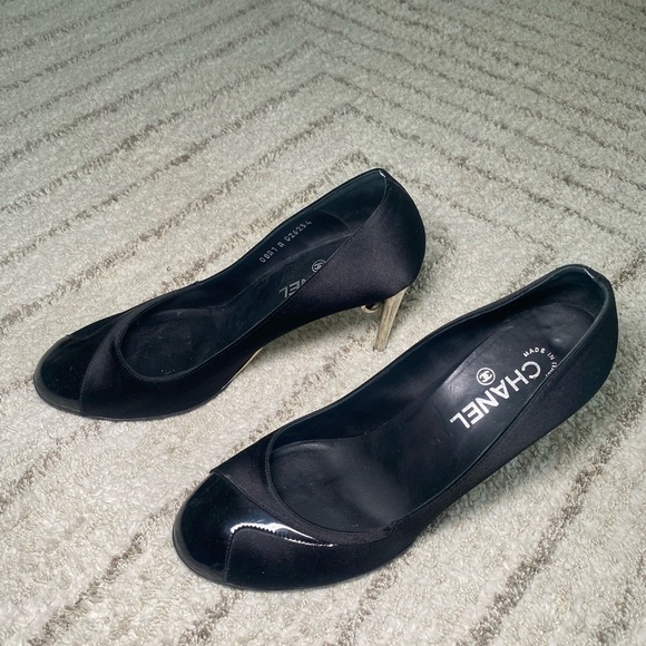 Chanel Black Satin & Patent Leather Heels w/ Sculptural Silver Heel size 40 - Picture 3 of 12